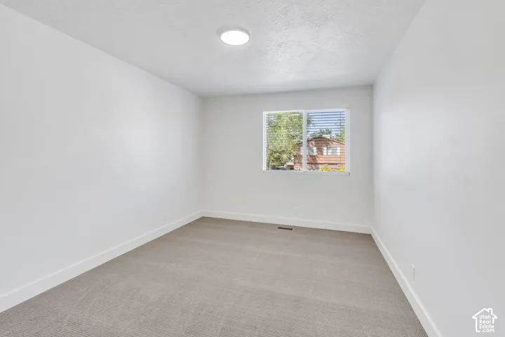 Recessed ceiling light fixture and neutral wall finishes