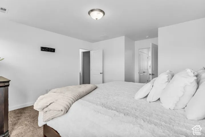 Recessed ceiling light fixture and neutral wall color