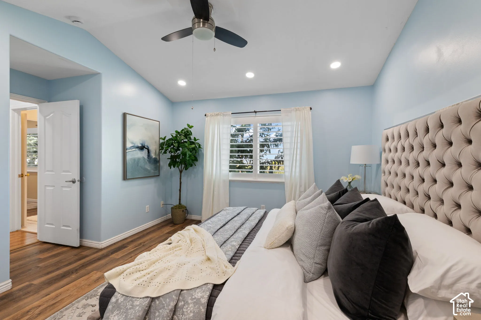 Vaulted ceiling with recessed lighting and ceiling fan