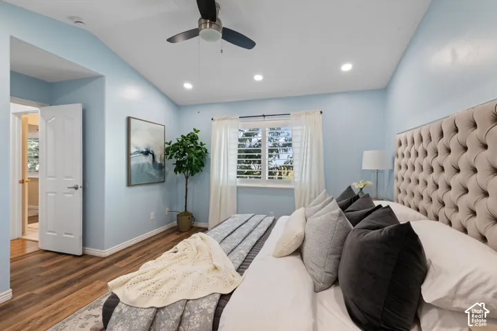 Vaulted ceiling with recessed lighting and ceiling fan
