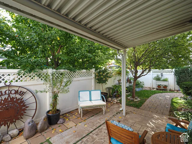 Covered patio area with stone pavers