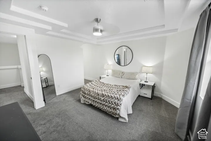 Tray ceiling with recessed lighting and ceiling fan