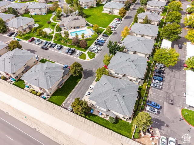 Community with a central swimming pool and surrounding green spaces