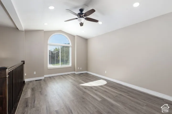 Vaulted ceiling with recessed lighting and ceiling fan