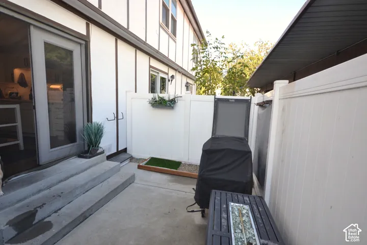 Concrete patio with direct access via a glass-paneled door