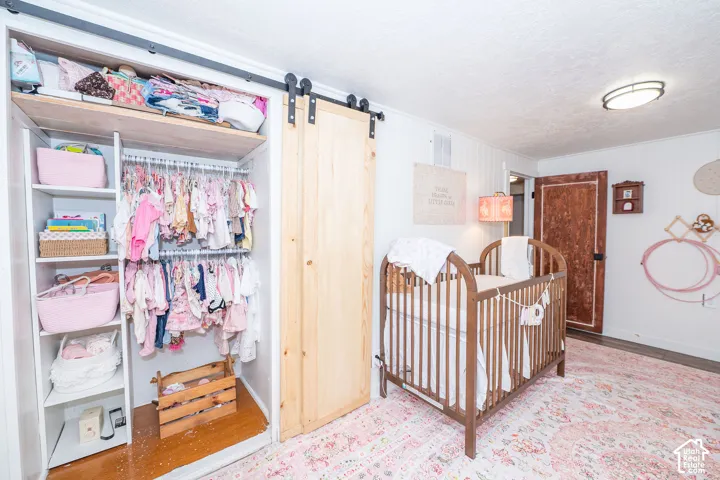 Custom closet system with integrated shelving and hanging rods