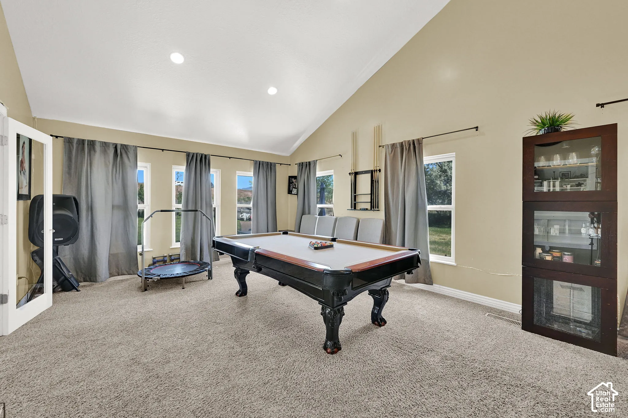 Vaulted ceiling with recessed lighting