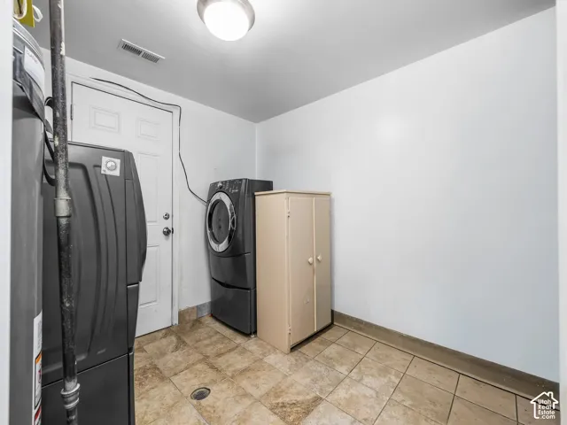 Utility room featuring tiled flooring and a flush-mounted ceiling light