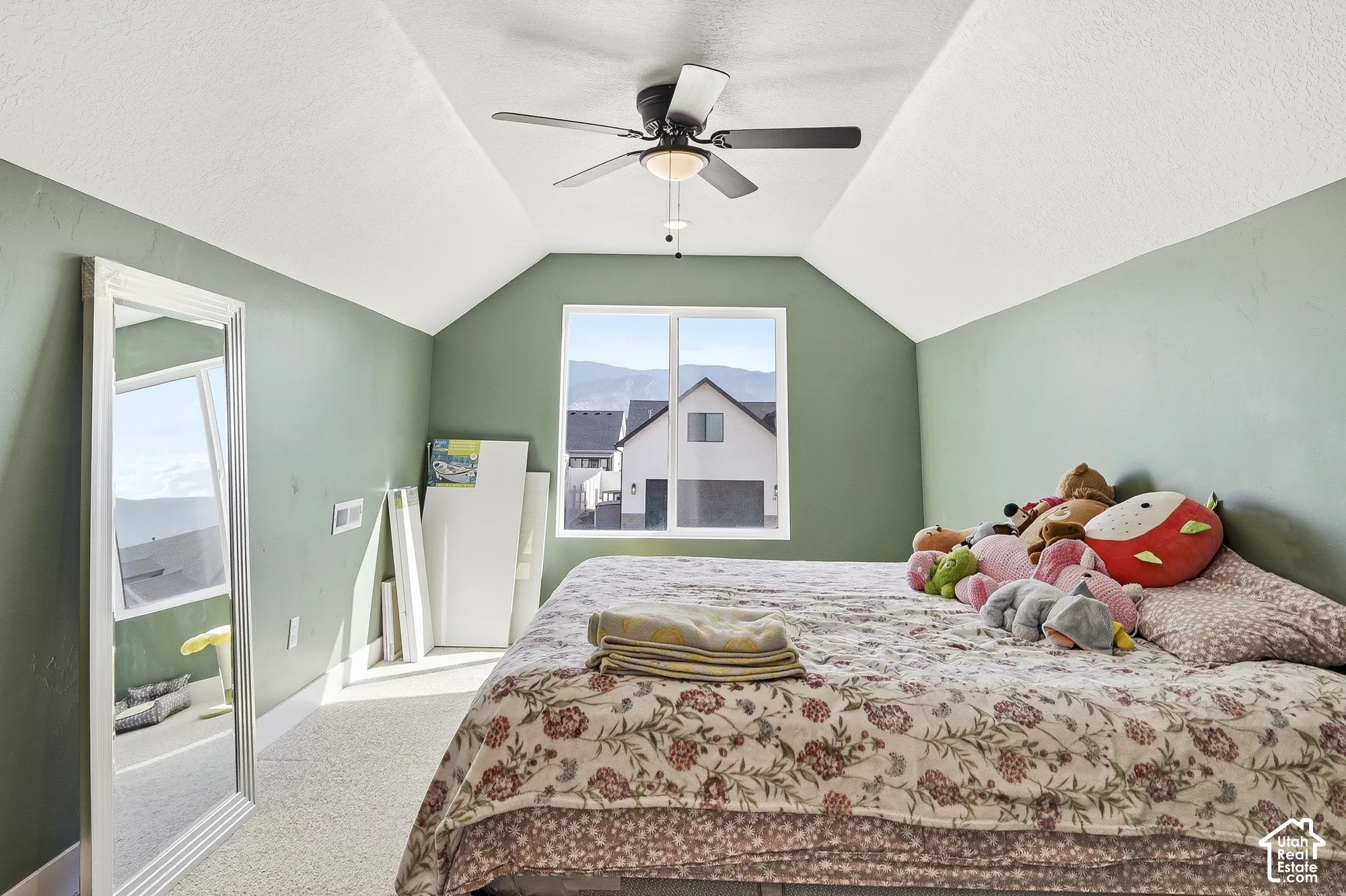 Vaulted ceiling with a ceiling fan