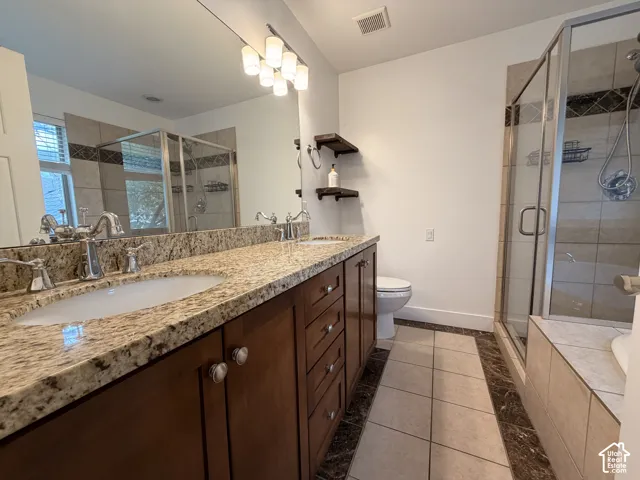 Double vanity with undermount sinks, granite countertop, and chrome fixtures
