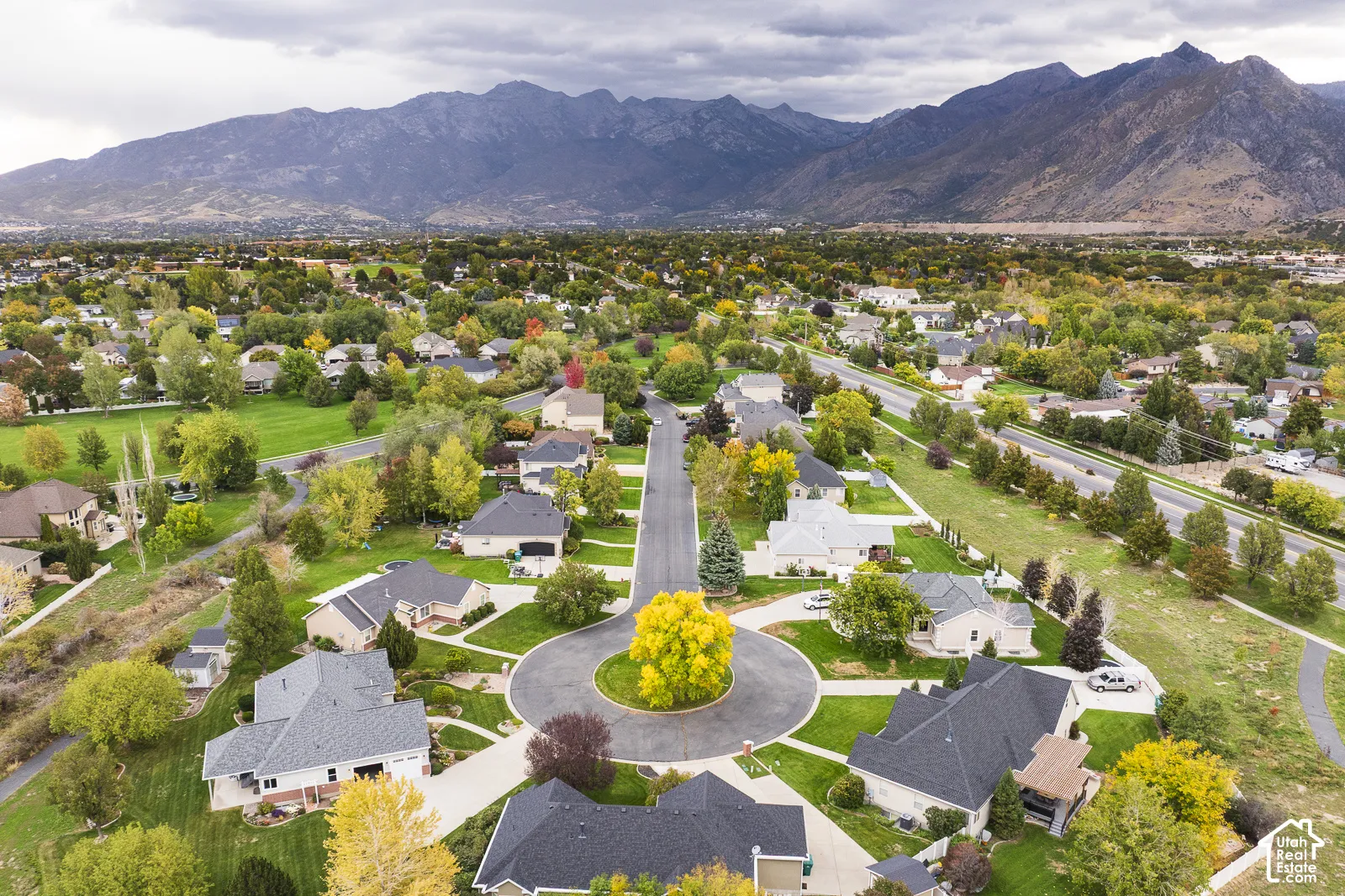 Residential neighborhood with a cul-de-sac and mountain backdrop