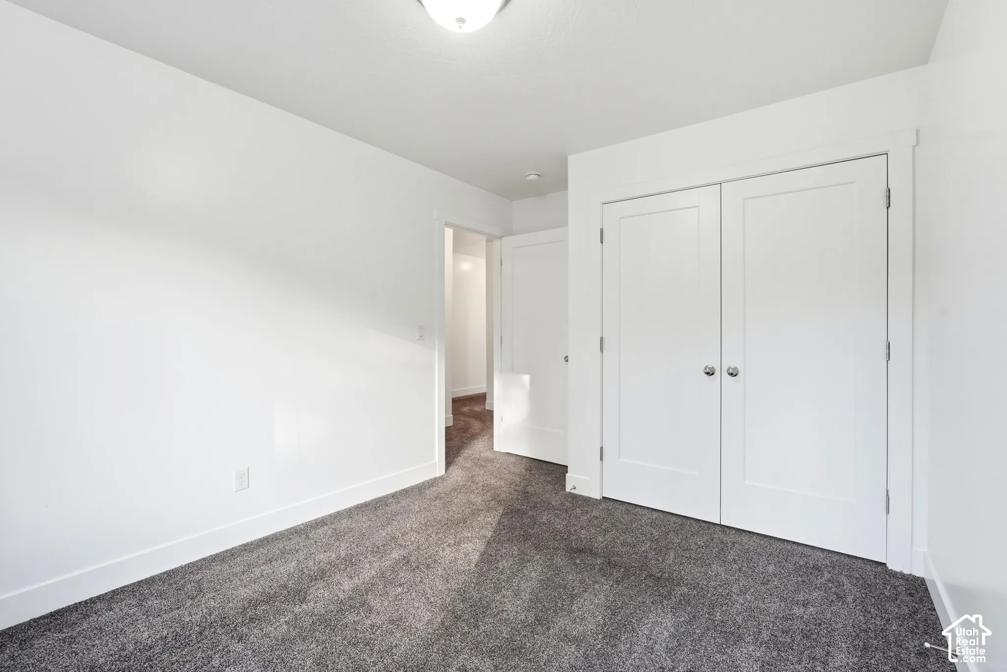 Recessed ceiling light fixture