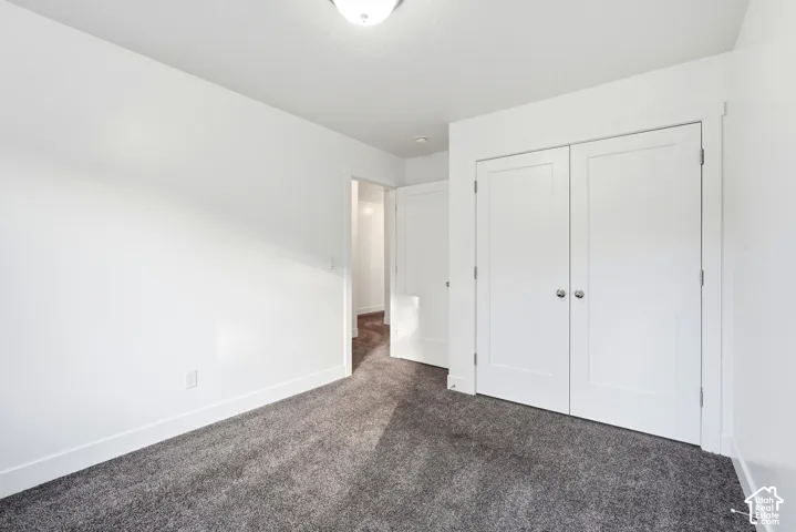 Recessed ceiling light fixture