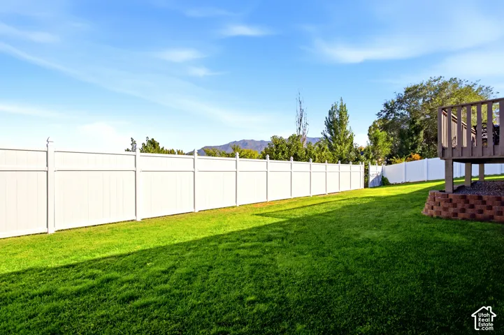 NEW VINYL FENCING