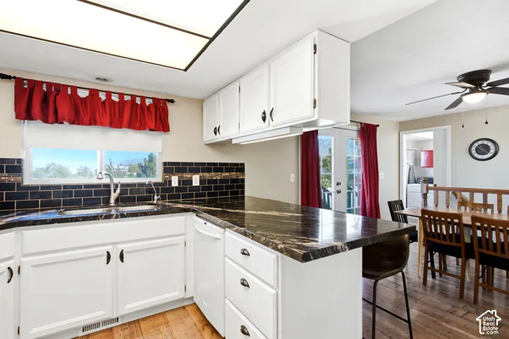Large peninsula with room for 4 good sized bar stools.