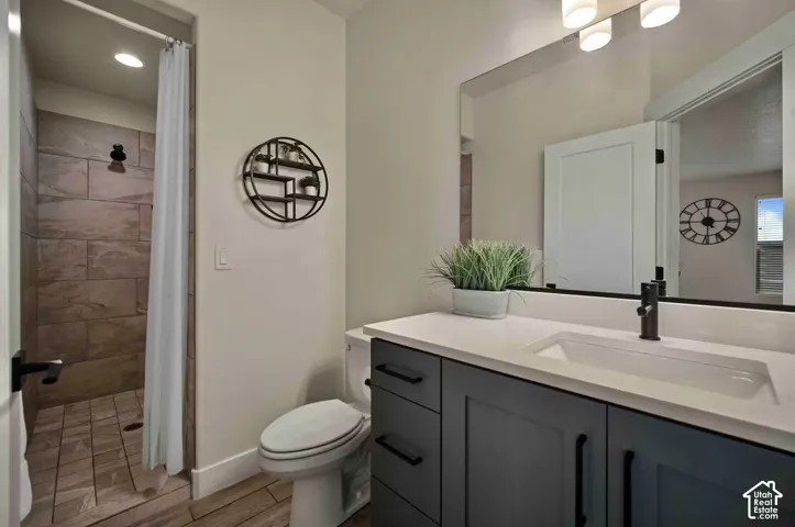 Shower with stone-look tile surround and a dark bronze finish showerhead