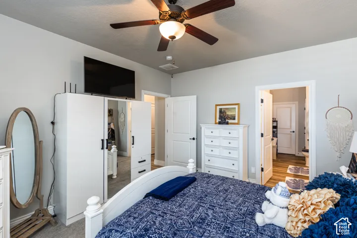 Ceiling fan with integrated lighting