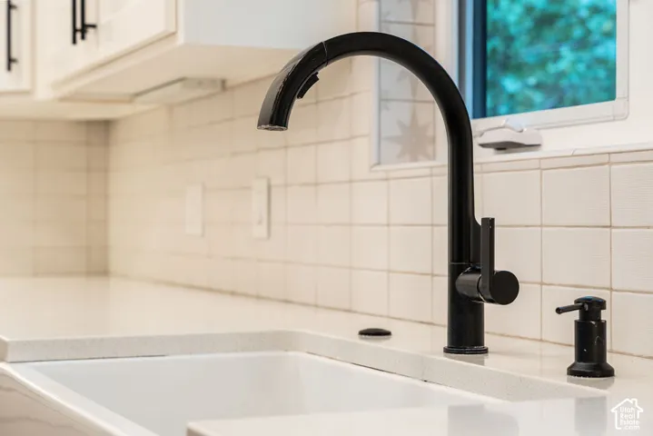 Black matte gooseneck faucet with a single-handle design