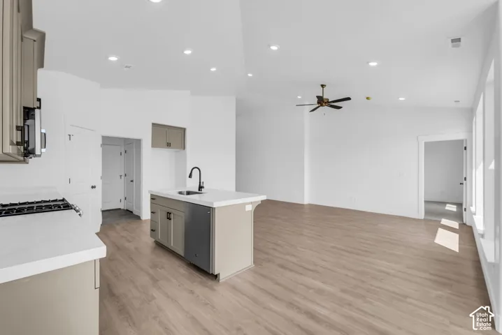 Living room & Kitchen