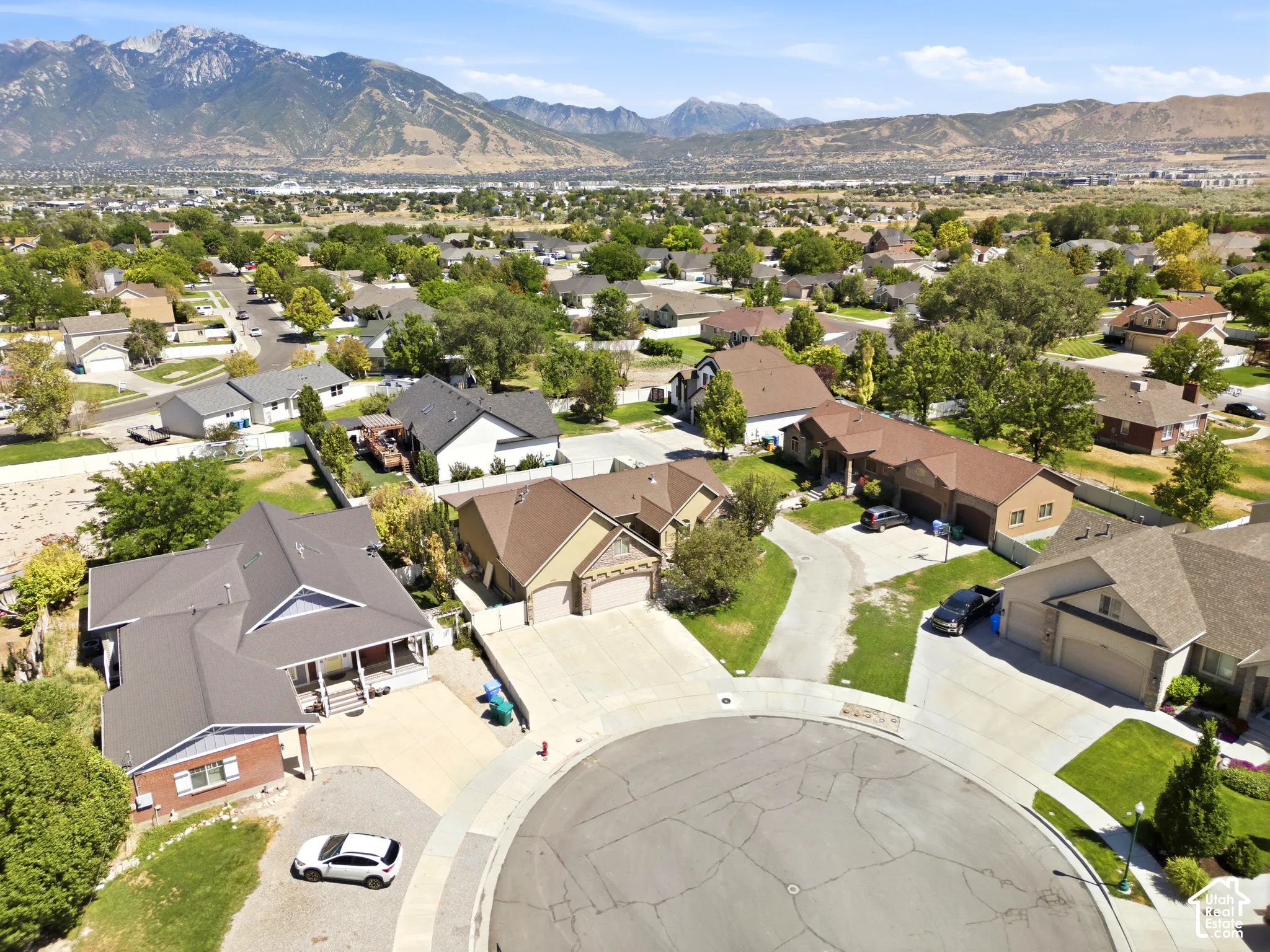 Cul-de-sac location with mountain backdrop and mature trees
