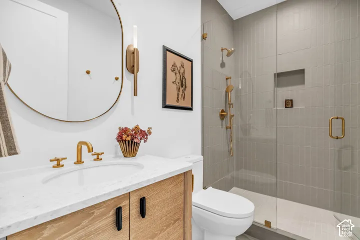 Walk-in shower with vertical tile surround and recessed niche