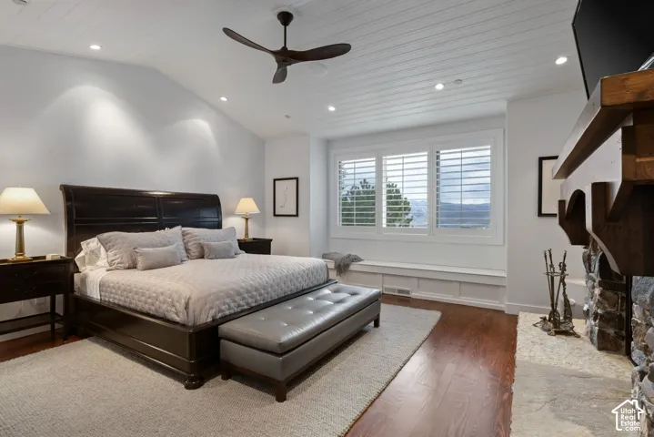 Vaulted ceiling with recessed lighting and a ceiling fan