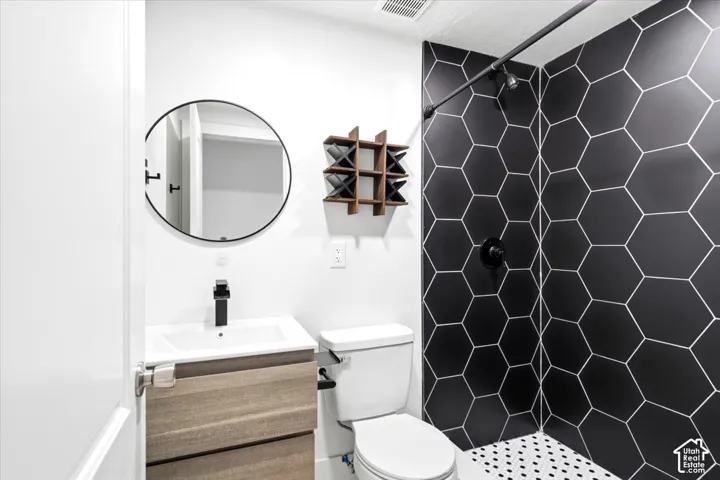 Hexagonal black tile shower surround with contrasting white grout