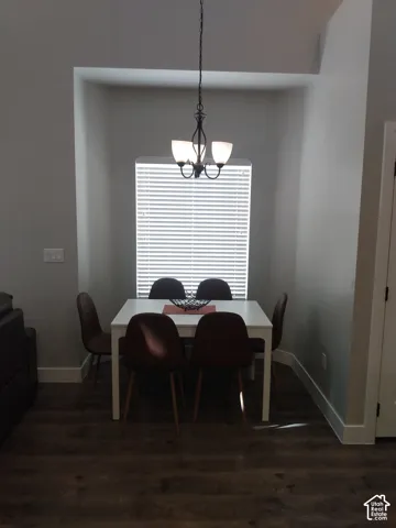 Separate dining space for 6!