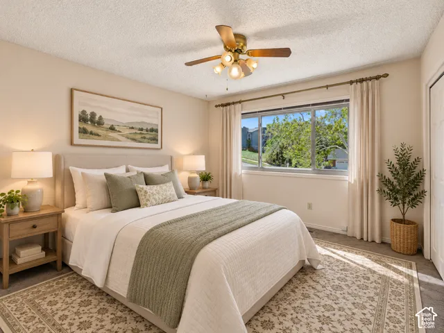 Ceiling fan with light fixture