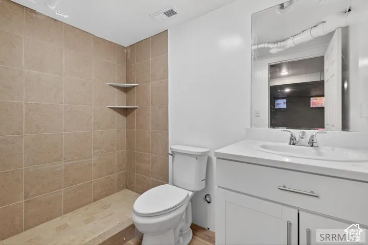 Tiled shower enclosure with built-in corner shelves