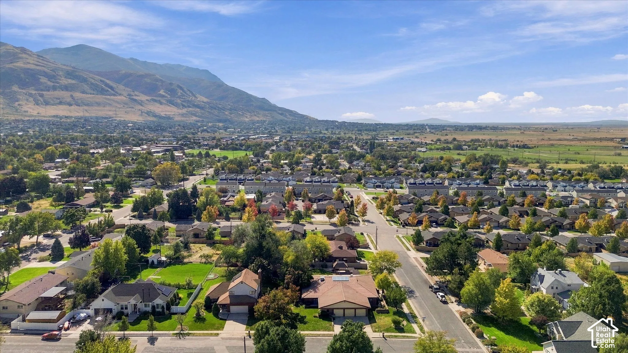 Expansive neighborhood setting with mountain backdrop and residential architecture