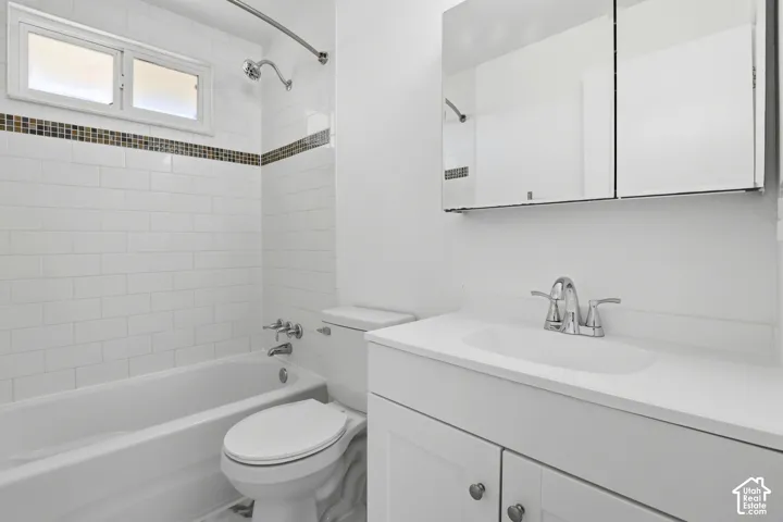 White subway tile tub surround with mosaic accent