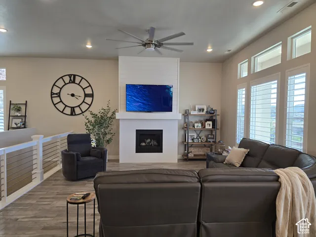 Vaulted ceiling with recessed lighting and ceiling fan