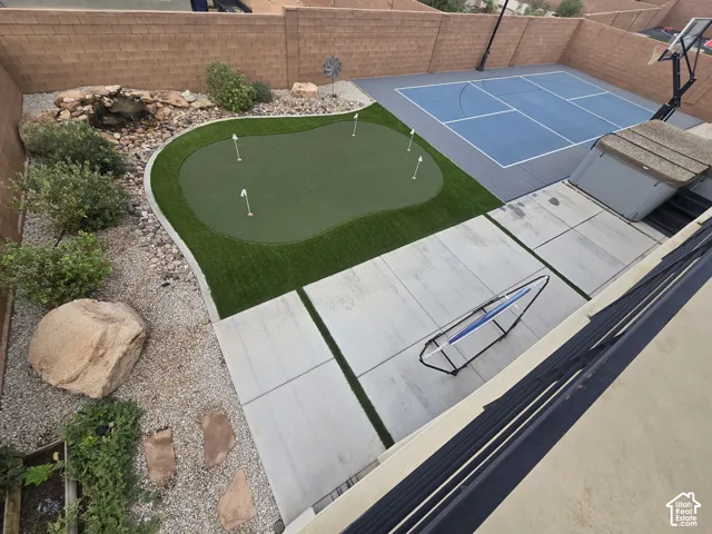 Putting green with multiple holes