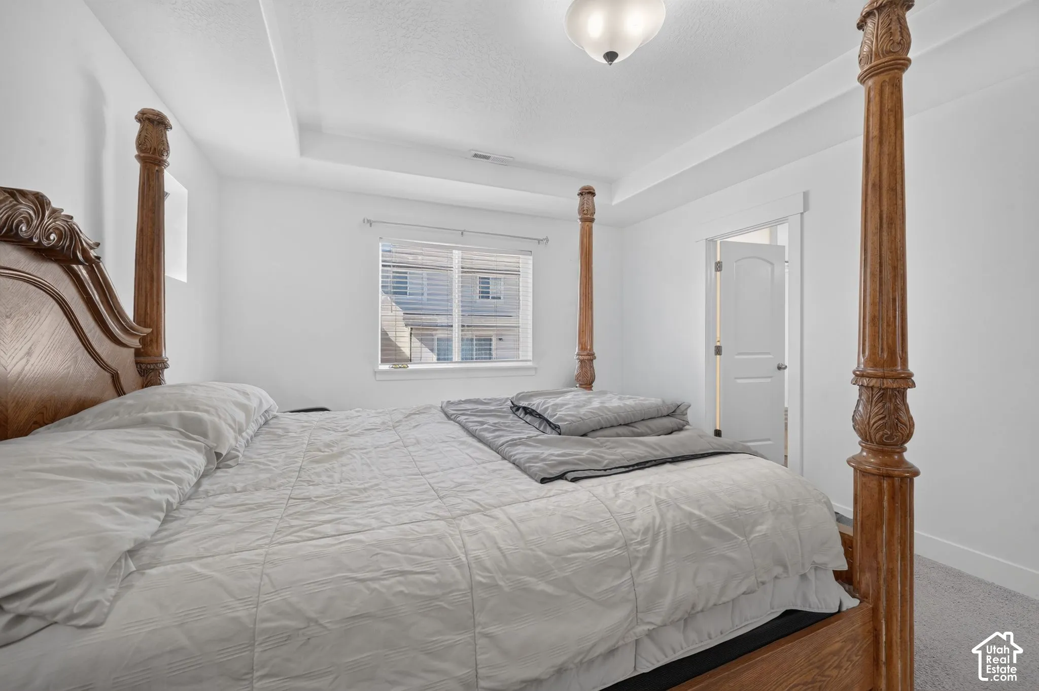 Tray ceiling with recessed lighting