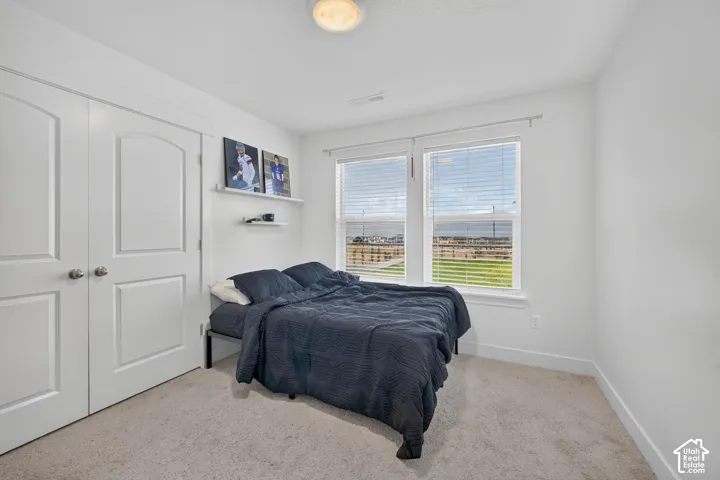 Recessed ceiling light fixture, dual pane windows, and light-toned carpeting