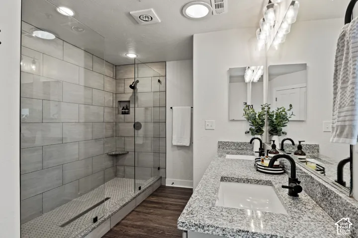 Dual vanity with white undermount sinks and speckled countertops