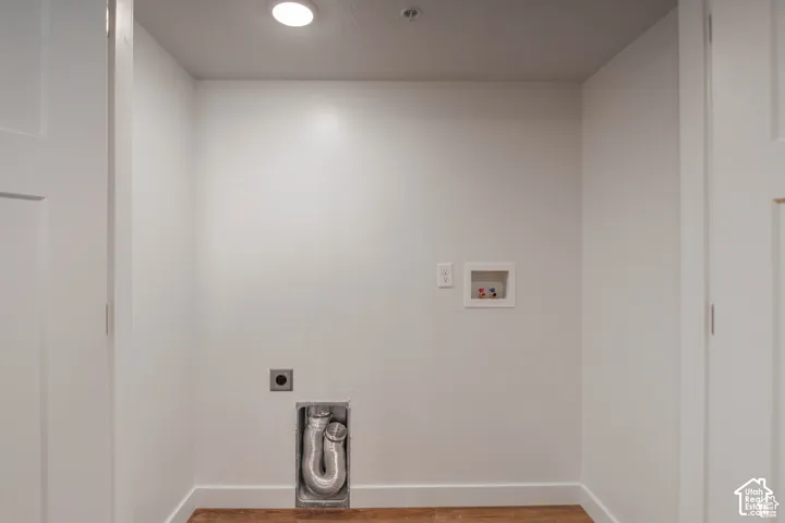 Dedicated laundry alcove/closet