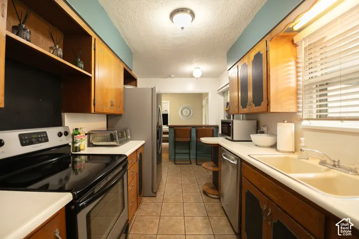 Kitchen with Breakfast Bar