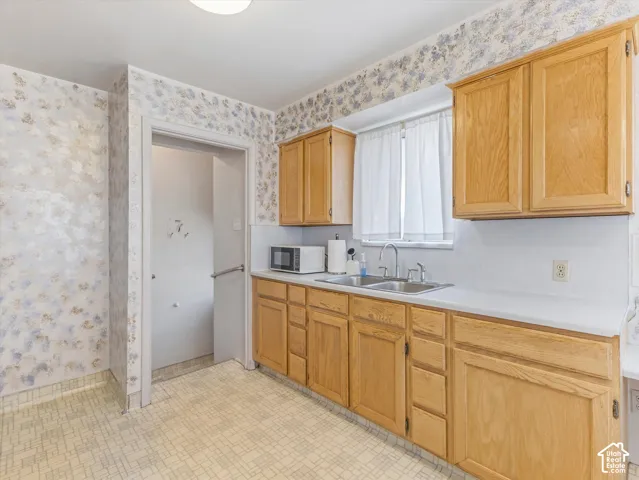 1990s oak kitchen with sponge painted walls (not wallpaper - easily repainted)