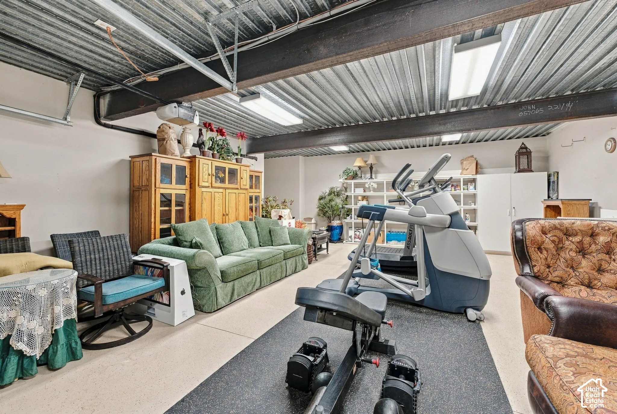 Awesome MAN CAVE has TV, is heated, has been cooled (just needs unit). Please excuse extra furniture being stored before moving.