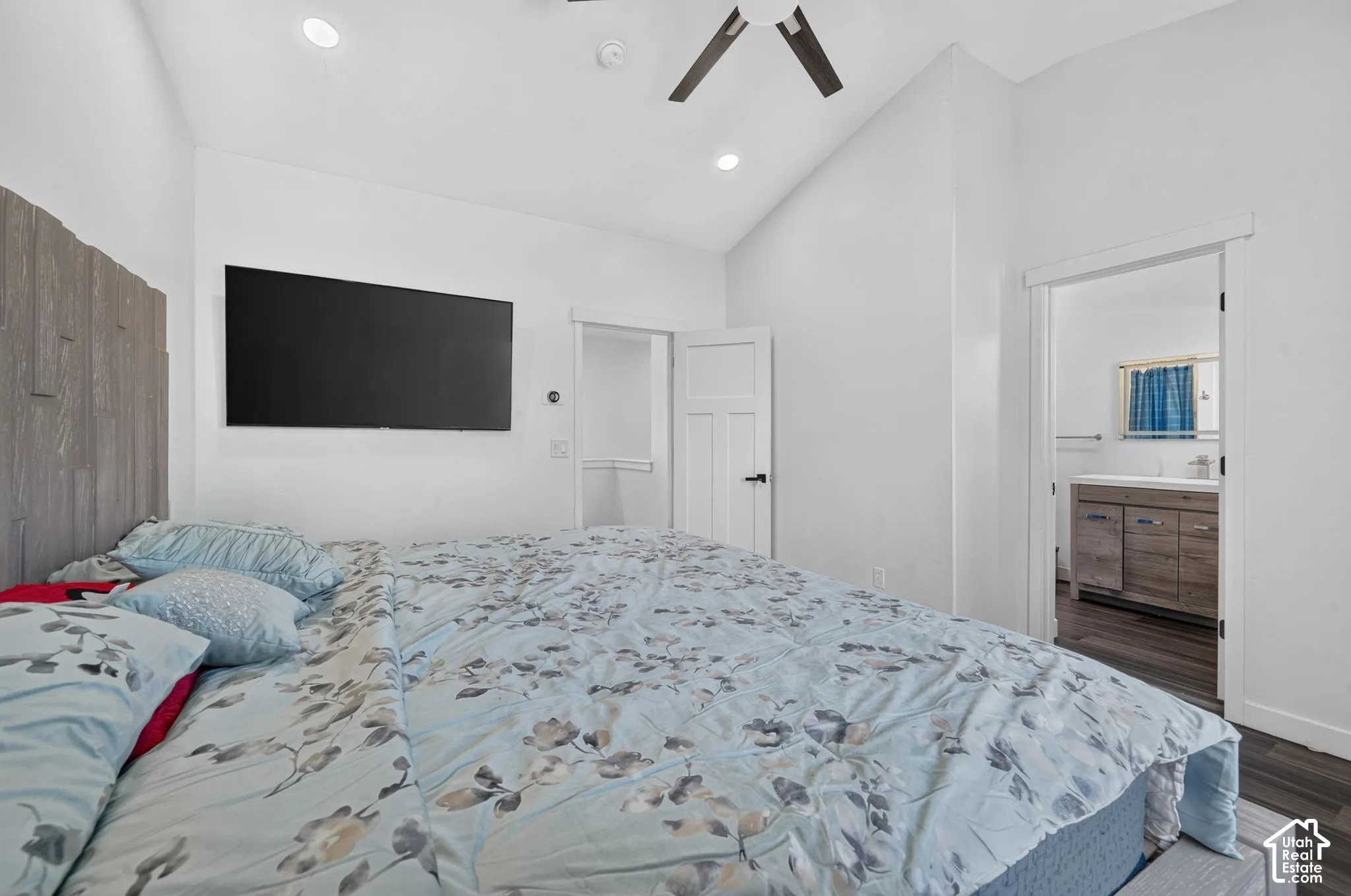 Vaulted ceiling with a ceiling fan, recessed lighting, and neutral wall tones