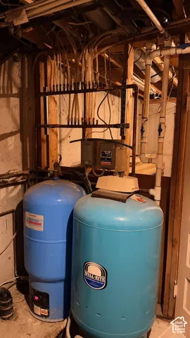 Water pressure tank system featuring a multi-port manifold and integrated plumbing