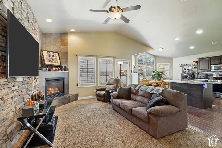 Vaulted ceiling with recessed lighting and ceiling fan