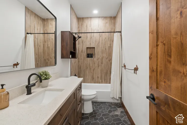 Wood-finish tile shower surround with an integrated niche