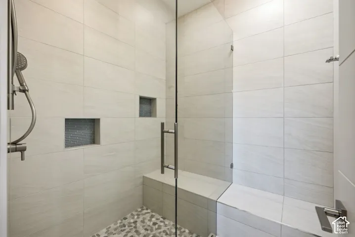 Jack & Jill bathroom from bedroom 2 to bedroom 3