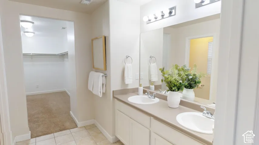 Access to walk in closet through the primary suite bathroom