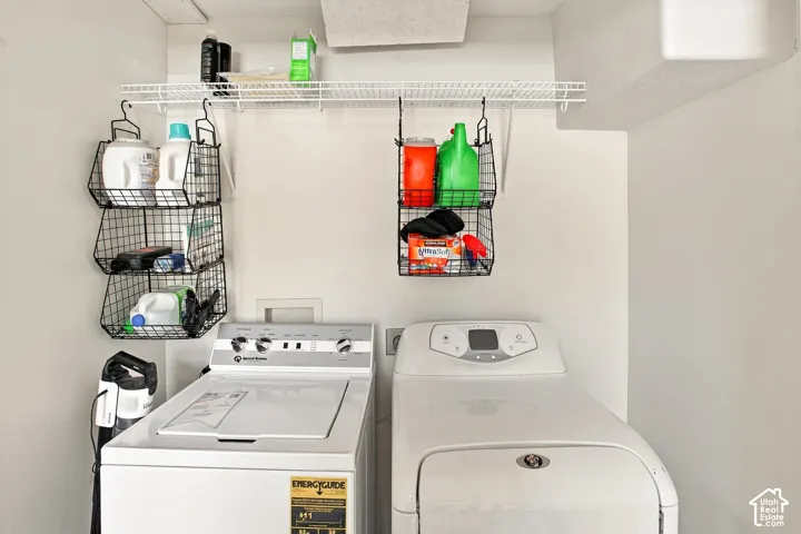 Wall-mounted wire shelving system