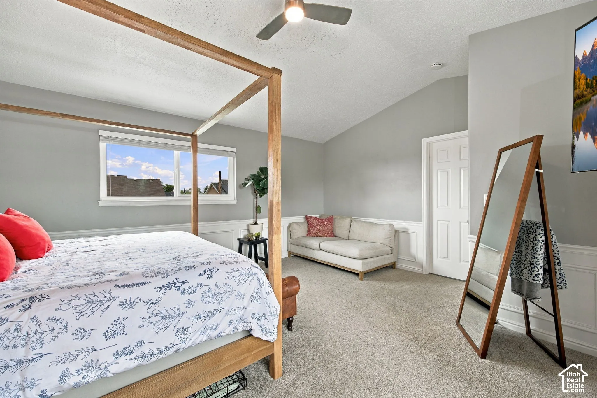 Vaulted ceilings, wainscoting, wall-to-wall carpeting, and a ceiling fan