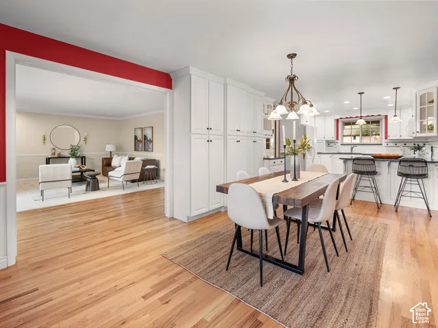 Seamless dining and kitchen